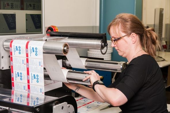 Frau an Drucker
