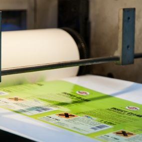 Papier kommt aus Druckpresse
