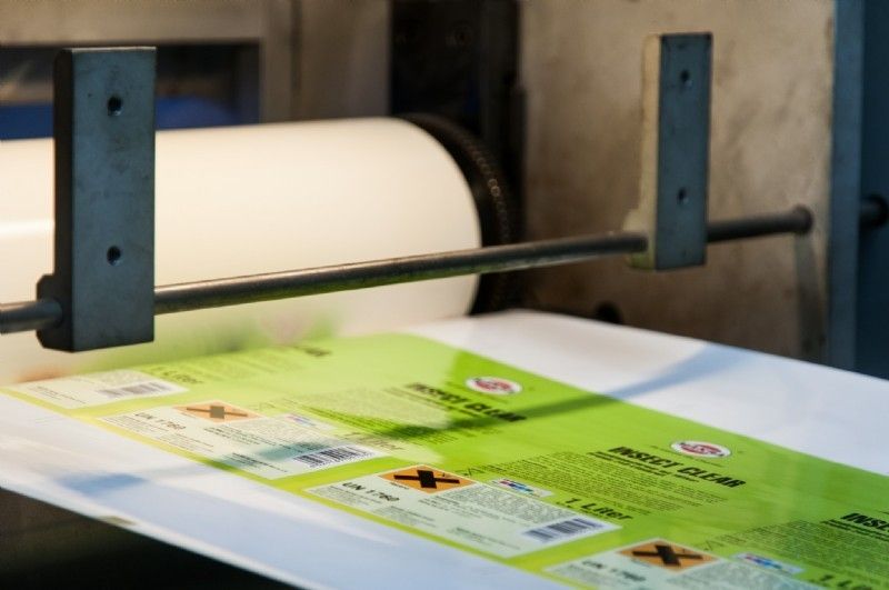 Papier kommt aus Druckpresse